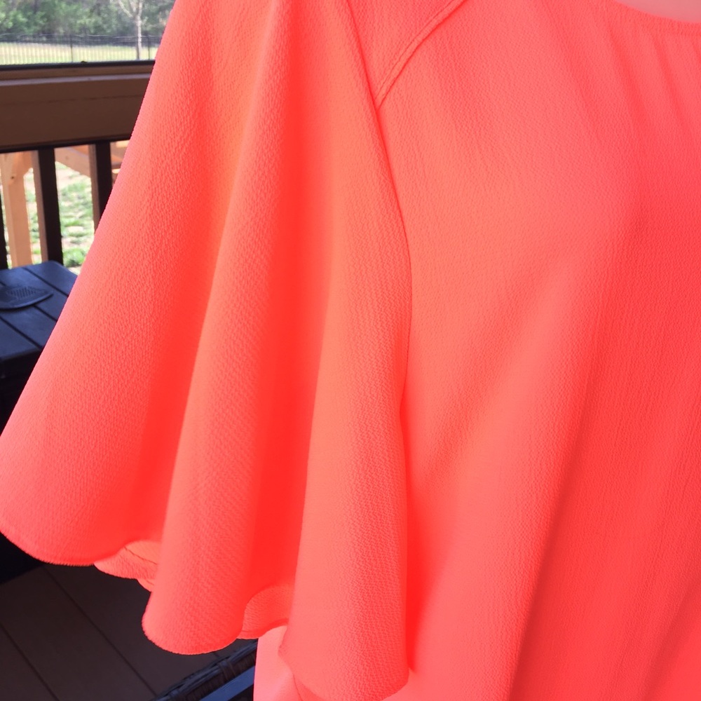 Nwot Gibson & Latimer Blouse With Flutter Sleeves… - image 3